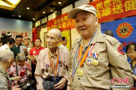 President Xi awards medals to veterans