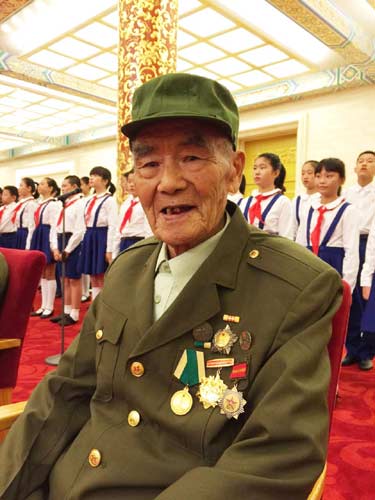 President Xi awards medals to veterans