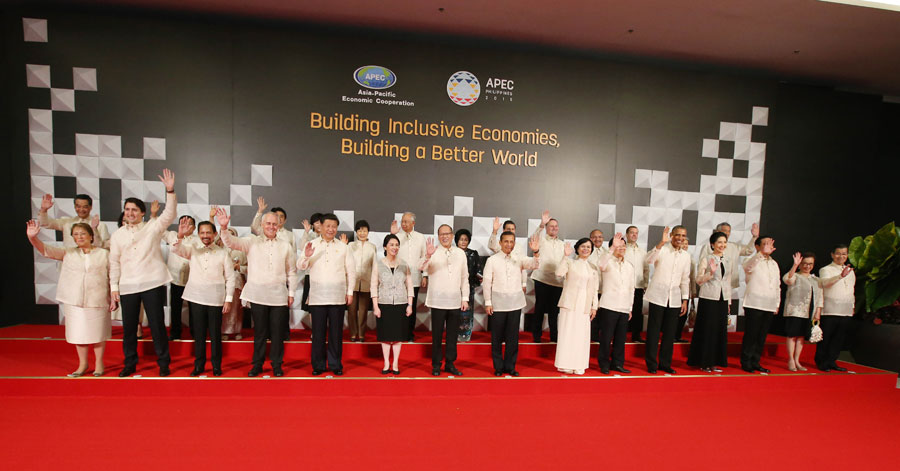 Xi attends APEC welcome dinner