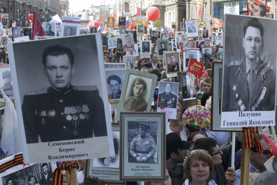 Hundreds of thousands march through Moscow in memory of 'Immortal Regiment'