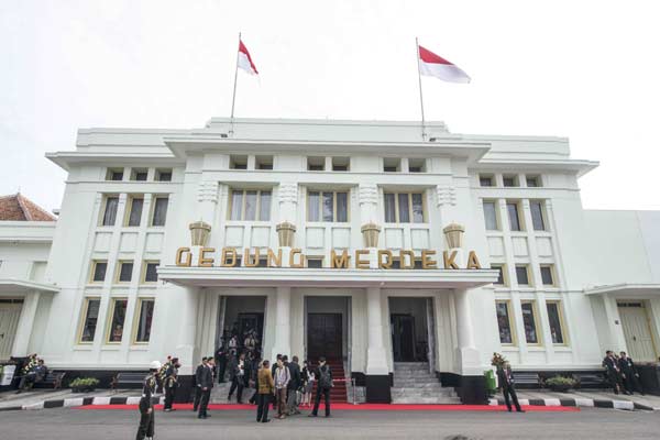 President Xi joins Asian, African leaders in Bandung commemorative walk