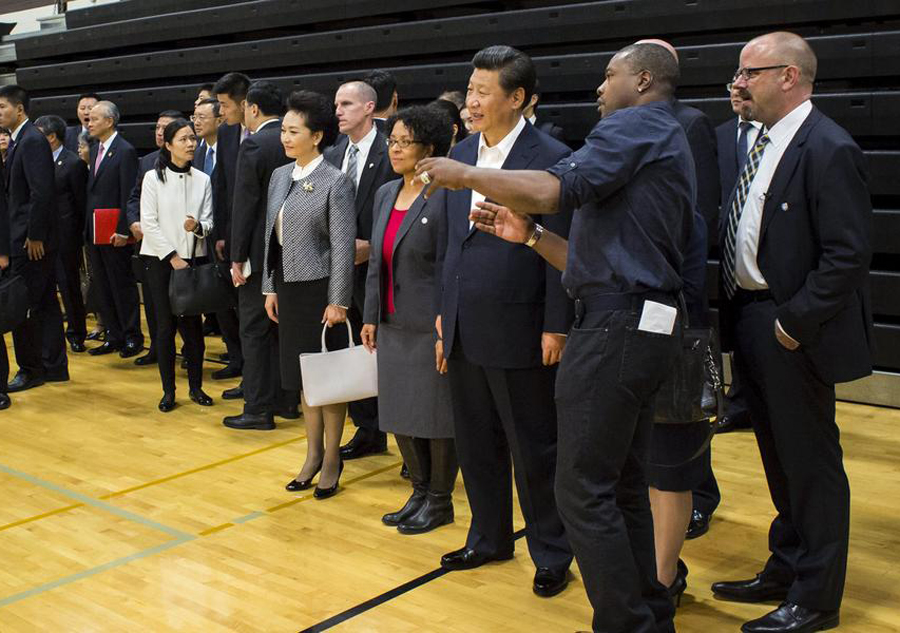 Xi gets high school jersey, invites 100 students to China