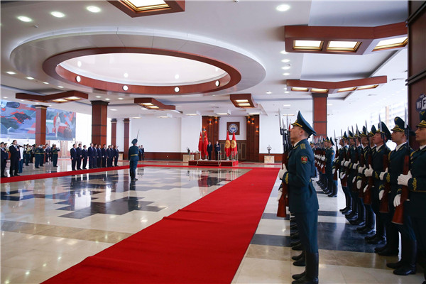 Kyrgyz PM welcomes Premier Li in Bishkek