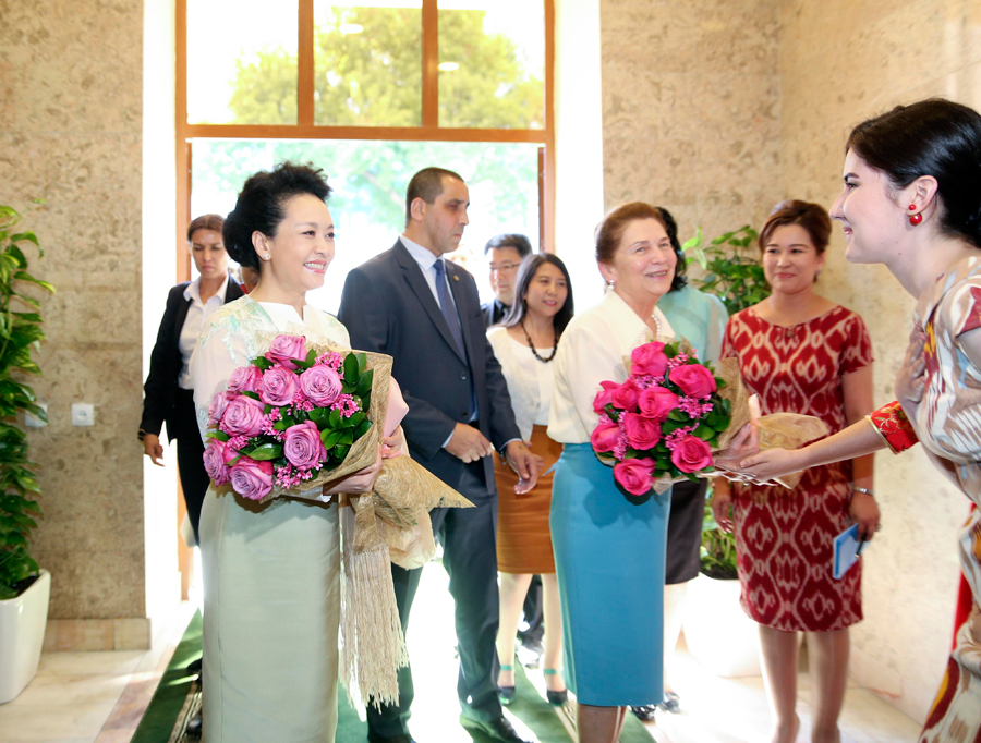 China’s first lady visits Confucious Institute in Tashkent