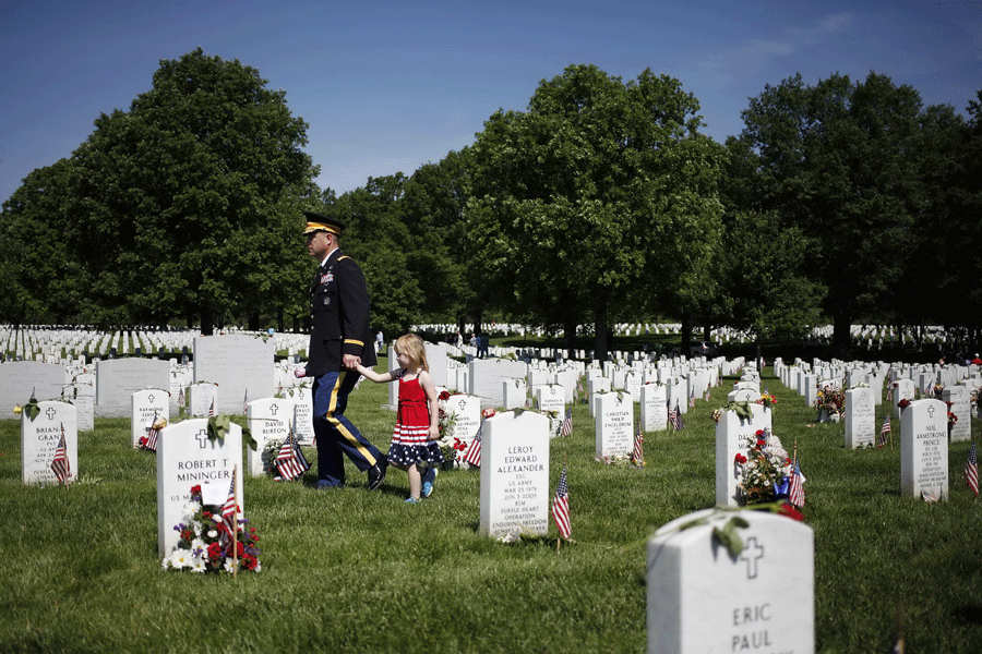 Obama pays Memorial Day tribute