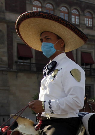 Mexico fights 'pandemic potential' swine flu