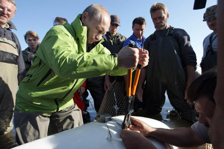 Russia's Putin dives for gas crystals in deepest lake