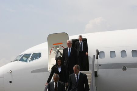 Bill Clinton arrives in Pyongyang for jailed reporters