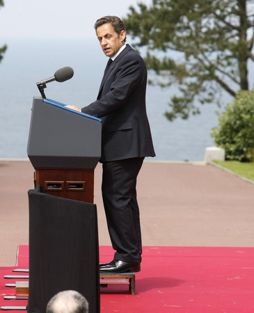 Claim Sarkozy used short people as props hits Web