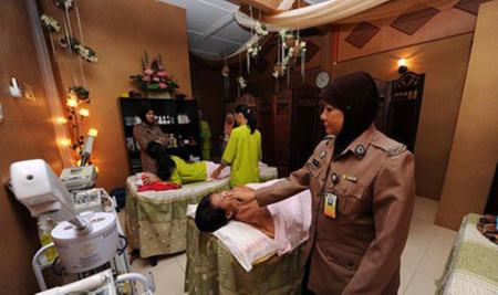 Facials and foot massages behind bars in Malaysia