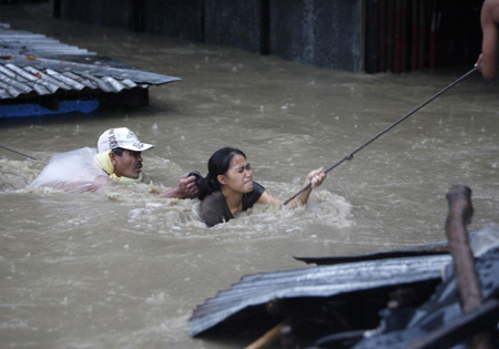 Thousands flee heavy philippines rain, flooding