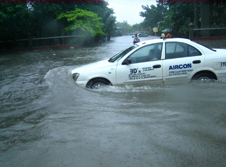 Thousands flee heavy philippines rain, flooding