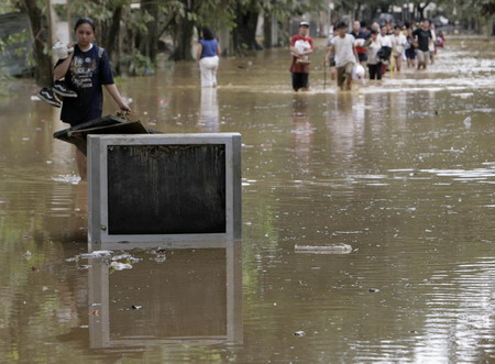 Typhoon wrecks havoc to Metro Manila