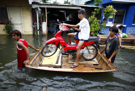 Tens of thousands in Philippines flee new typhoon