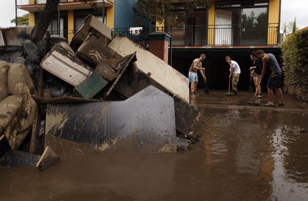 Flood-stricken Brisbane 'improving daily': official