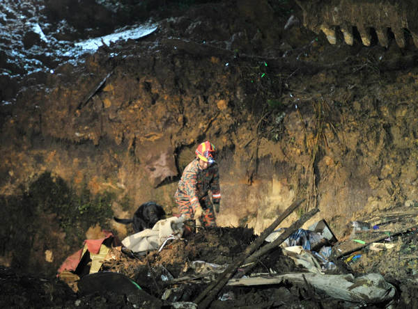 Landslide kills 7 near Malaysian hill resorts