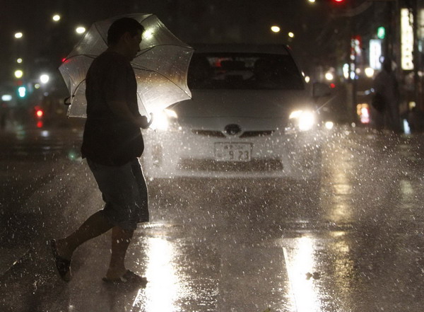 Typhoon kills 6 in Japan, nuke plant not affected