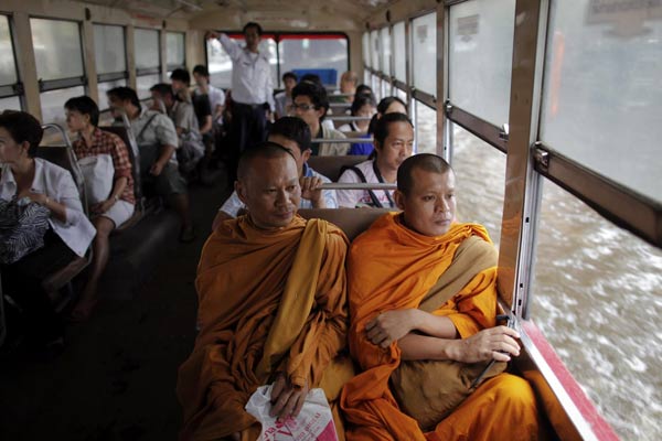 Thousands flee Bangkok floodwaters