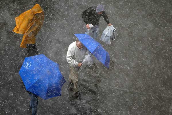 Early snowfall pelts US East Coast