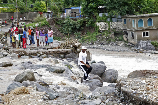 Sandy pounded the Bahamas, leaves 21 dead in Caribbean