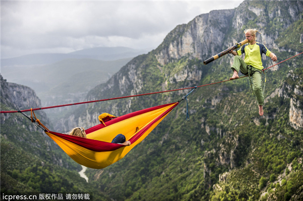 Daredevil musicians' gig in the sky