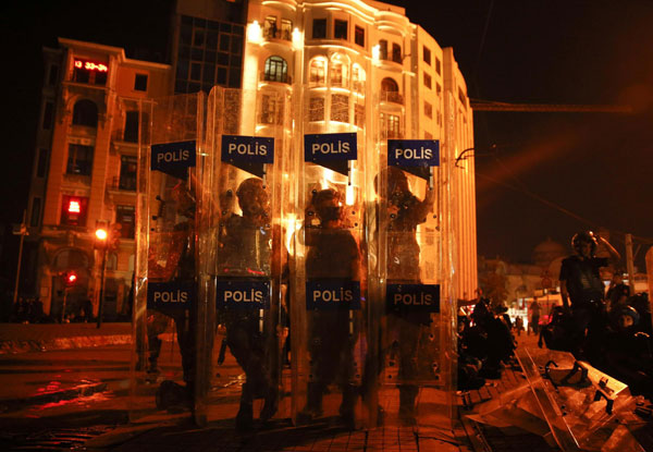 Turkey police storm protest square in new clashes