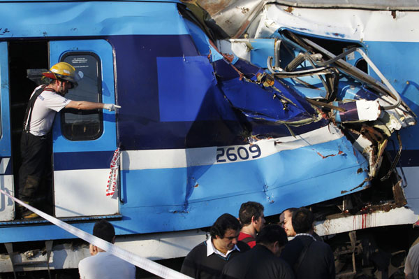 3 killed, hundreds injured in Argentina train crash