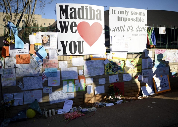 People pay respect to Mandela