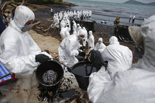 Thai oil spill reaches tourist resort