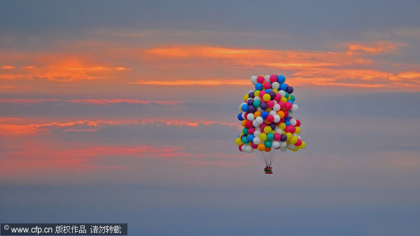 Man using cluster balloons lands in Newfoundland