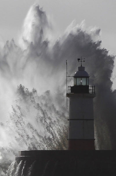 Storm wreaks havoc in S Britain, leaving 4 dead