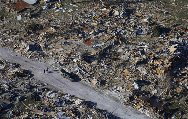 8 dead as tornadoes rip through US Midwest