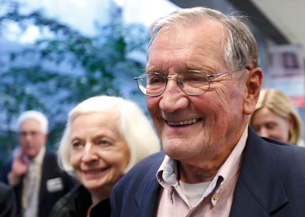 US war vet, 85, arrives home