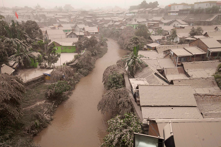 Volcano erupts in Indonesia, airports closed