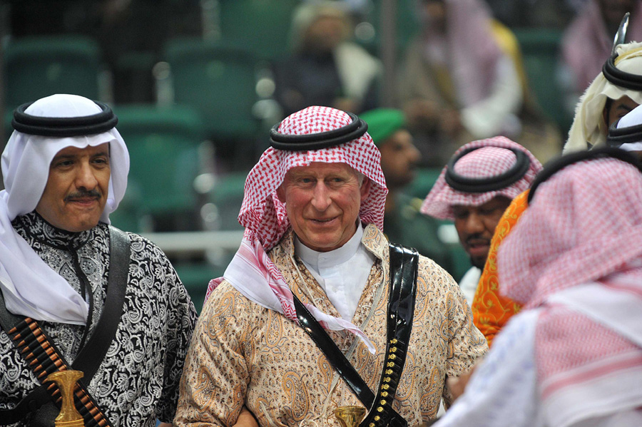 Prince Charles dances in traditional Saudi dress