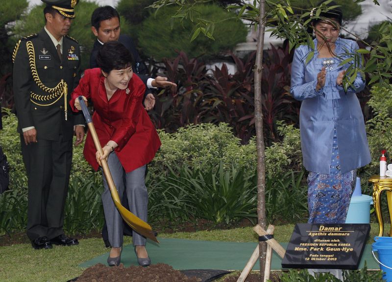 World leaders plant for the future