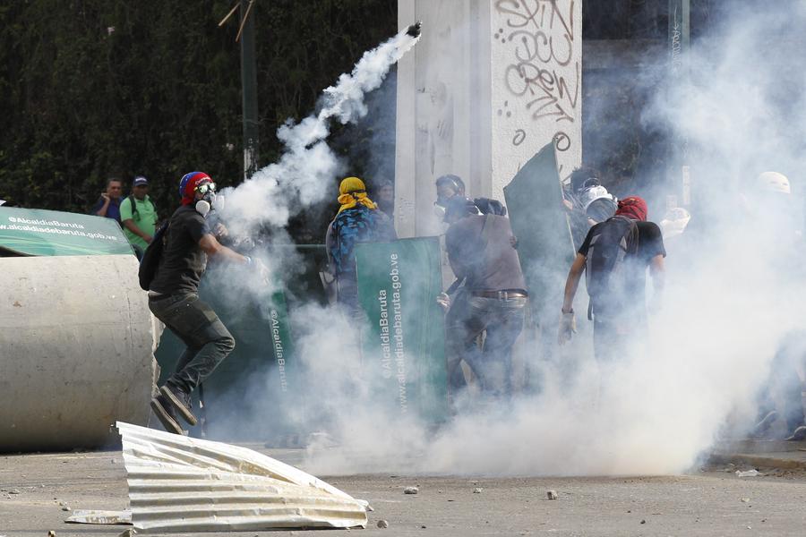 Venezuelan anti-govt protesters set fire in rally