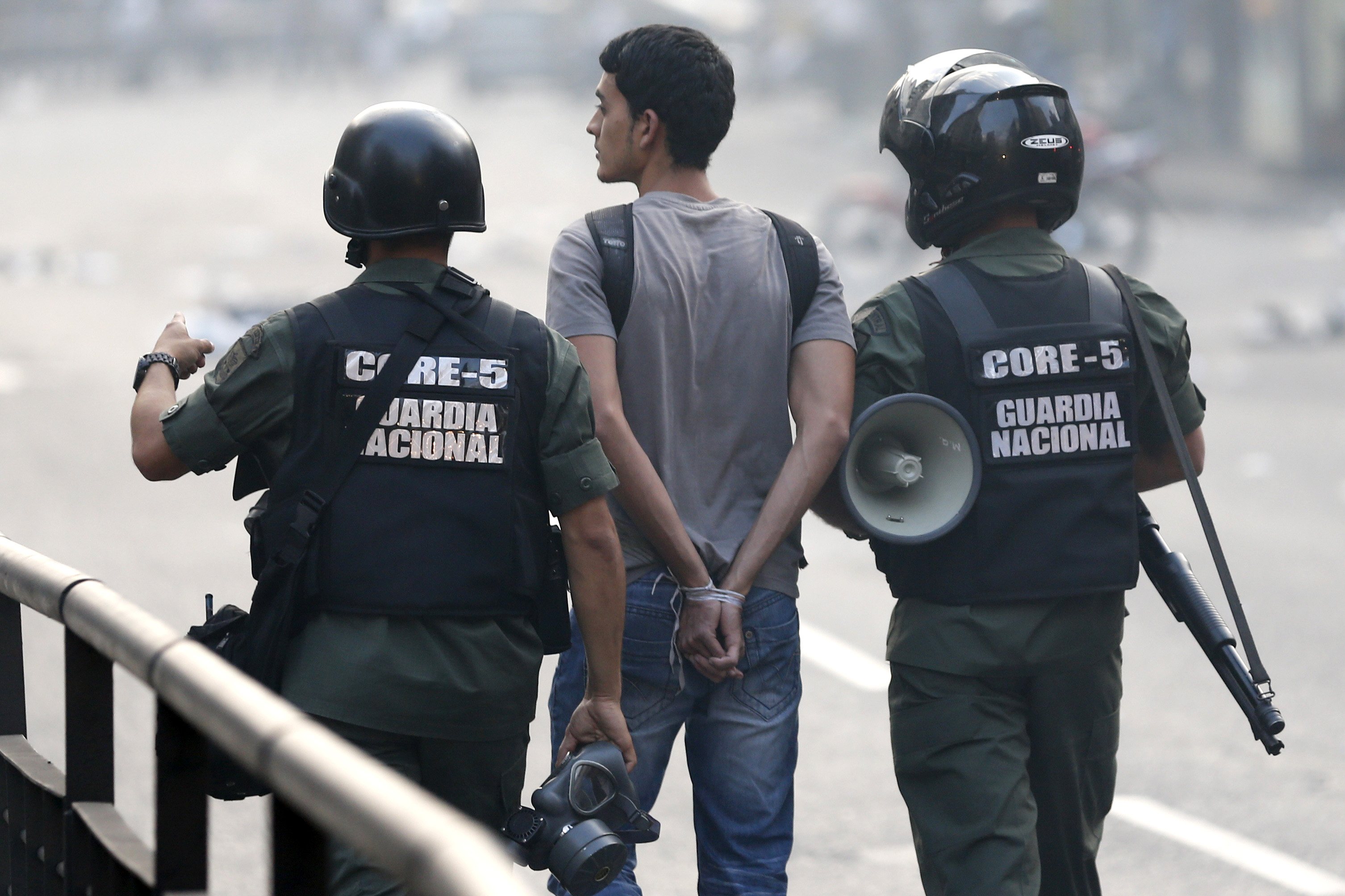 Venezuelan anti-govt protesters set fire in rally