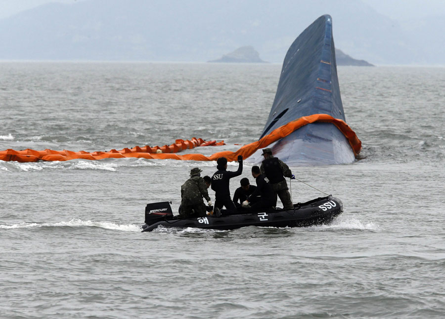 Search resumes for missing passengers on S.Korea ferry