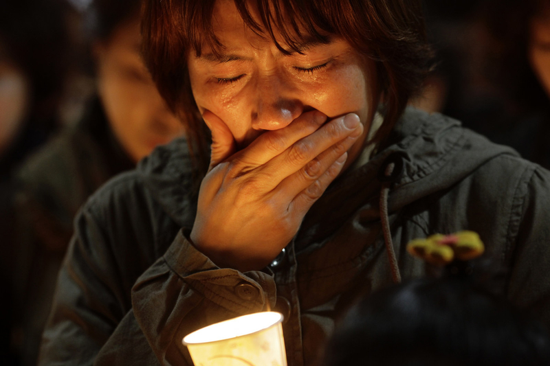 Students pray for missing friends on South Korean ferry