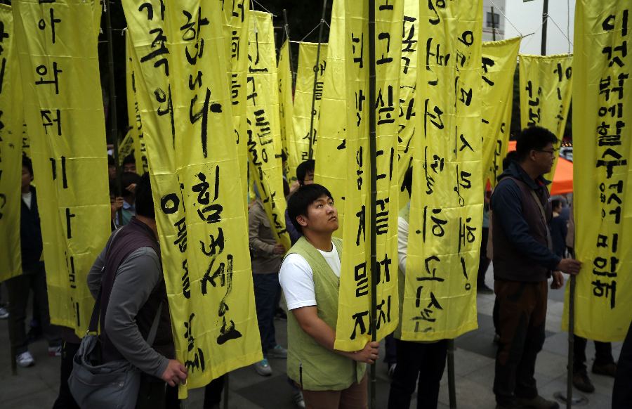 S Koreans pray for ferry victims during lotus lantern parade