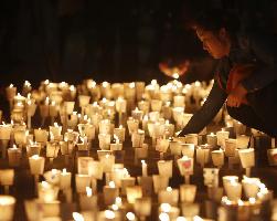 S Koreans pray for ferry victims during lotus lantern parade