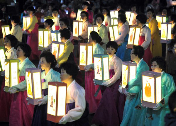 S Koreans pray for ferry victims during lotus lantern parade