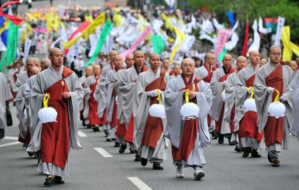 S Koreans pray for ferry victims during lotus lantern parade