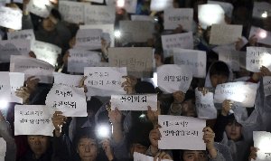 S Koreans pray for ferry victims during lotus lantern parade