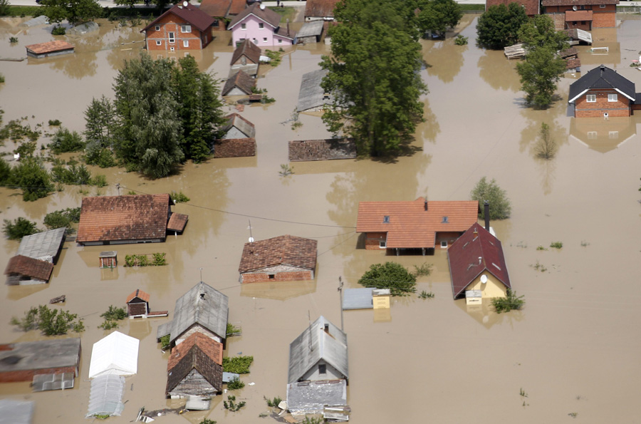 Flooding threatens Serbia power plants, 37 dead