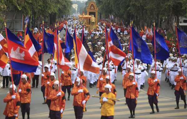 People join parade to enshrine late Sihanouk's remains