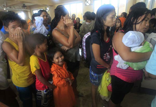 Storm leaves 7 dead, 200,000 displaced in Philippines