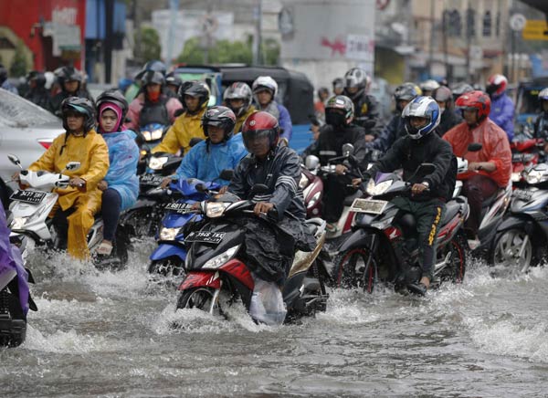 Jakarta flood disturbs business, displaces residents