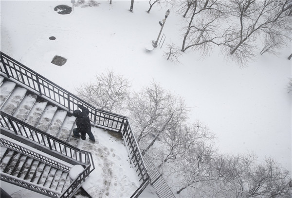 Snow blankets Chicago after spring storm